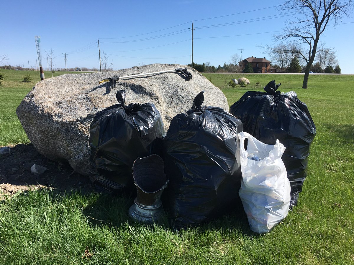 karvin16's tweet photo. Annual trash walks this weekend-new is worthwhile $2.50 grabber!  All this from 1 mile radius of home. #trashtag #trashtagchallenge https://t.co/ojqb0cRizI