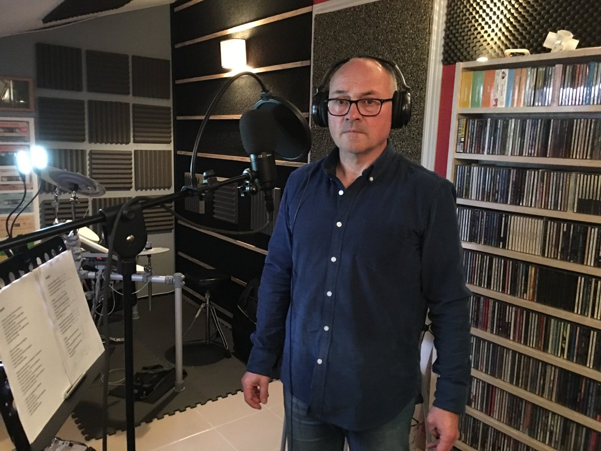 _pawilson's tweet photo. Hoy, grabando la voz de un viejo tema que hemos recuperado tras sacudirle un poco el polvo. #olvídalo #pawilsonband https://t.co/08oDBT640F