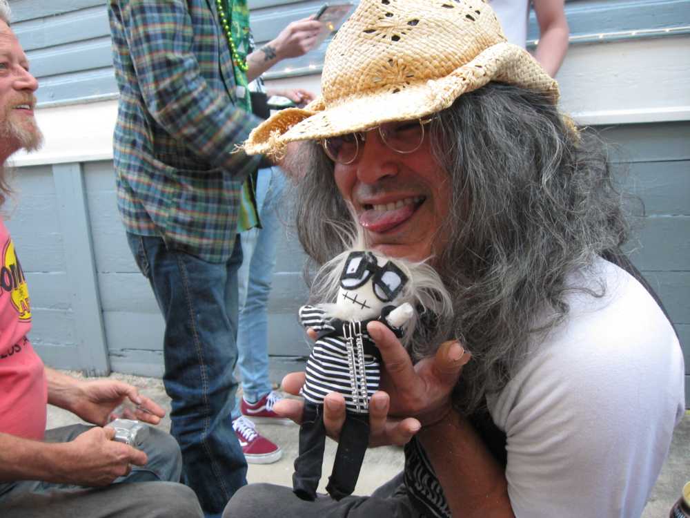 Pendlewitch1's tweet photo. @tomtrusnovic of #Hickoids enjoying a close enounter with #MartinAtkinsdoll by @marteeeen prior to the gig with @hickoids - isn't he cuddly - He is everywhere!! part 9 (I believe) @mollster_mash https://t.co/giKlLnKlB1