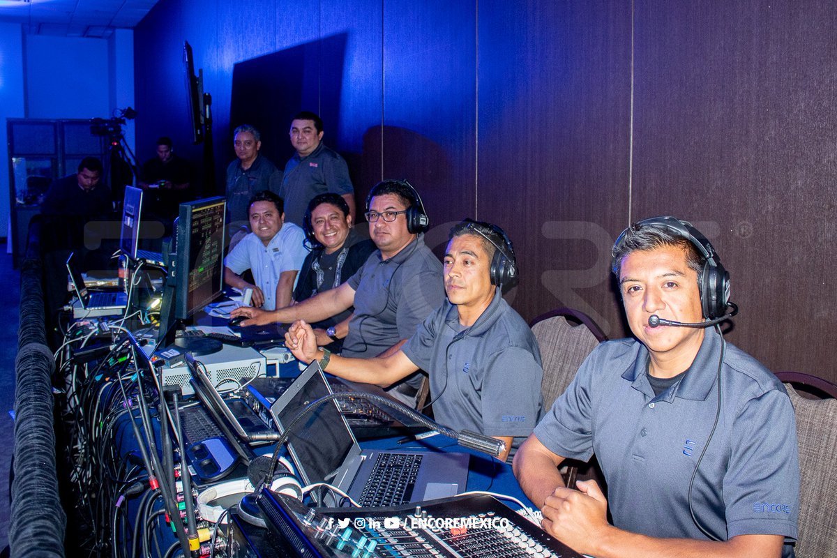 EncoreMex's tweet photo. Dicen que para ser el mejor debes estar rodeado de los mejores y en #EncoreMéxico sabemos reconocemos el extraordinario talento de nuestros colaboradores.
Gracias a nuestro #EncoreTeam in-house en la producción y operación de los #EAwards2019 en @Hyatt_merida 
#MomentoEncore https://t.co/ySZNyMYADA