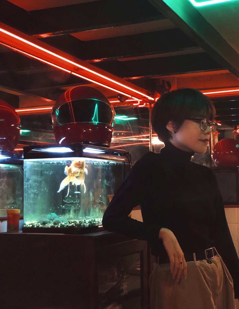 zinhkale's tweet photo. thấy khung cảnh ra dáng một thước phim Vương Gia Vệ quá nên tính cosplay Vương Phi, mà sơ sẩy một chút nên hoá Trương Phi... https://t.co/fT6VmF9ARg