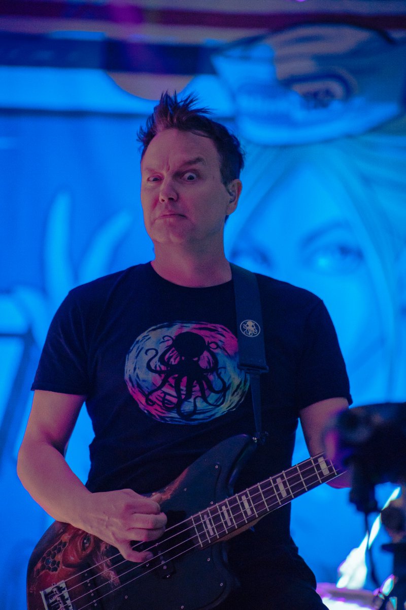 soundbitemag's tweet photo. Feeling This! @blink182 phenomenal set during #BacktotheBeachFest on @HBSurfCityUSA  > More coming soon on https://t.co/C6jU9JEG8U 

What's your favorite #Blink182 track?

Photos by @spanishbardot 

#backtothebeach #backtothebeachfestival #markhoppus #travisbarker #kroq #socal https://t.co/0WckMEJGFn