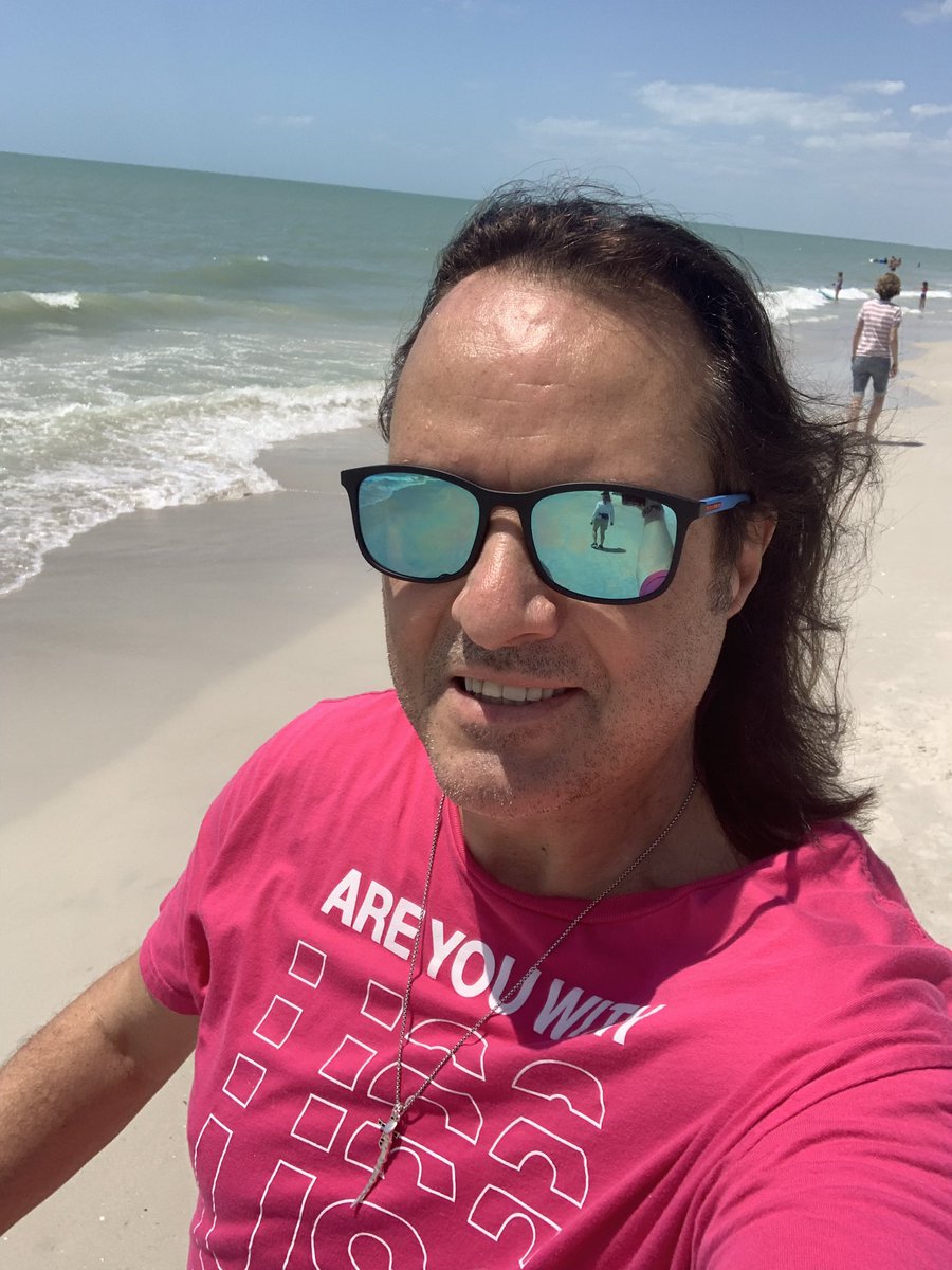 JohnLegere's tweet photo. Best think to do while waiting to eat #SlowCookerSunday is definitely a walk on the beach (and in the water) of course I wearing #Magenta and @TMobile https://t.co/2oamdkneBS