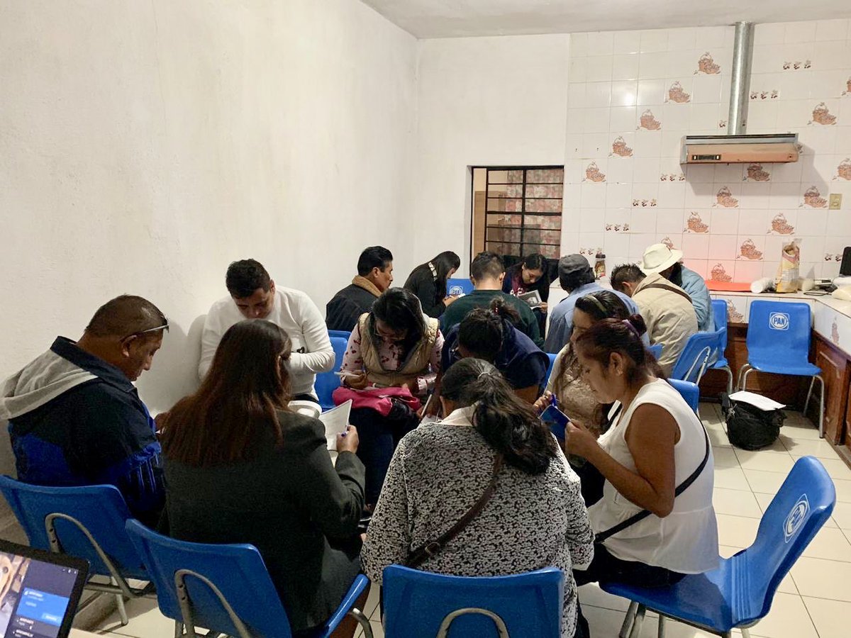 NadiaArroyoG's tweet photo. Por parte de la Secretaría de @FyCPANEdomex hoy impartí el Taller de Introducción al Partido en Tenango del Aire. 

Me da mucho gusto poder recibir y transmitir a nuevas personas los principios humanistas del PAN ¡Bienvenidos! 
#FyCPANEdomex #ElPanQueQueremos #CursoTIP https://t.co/RSzmizysTG