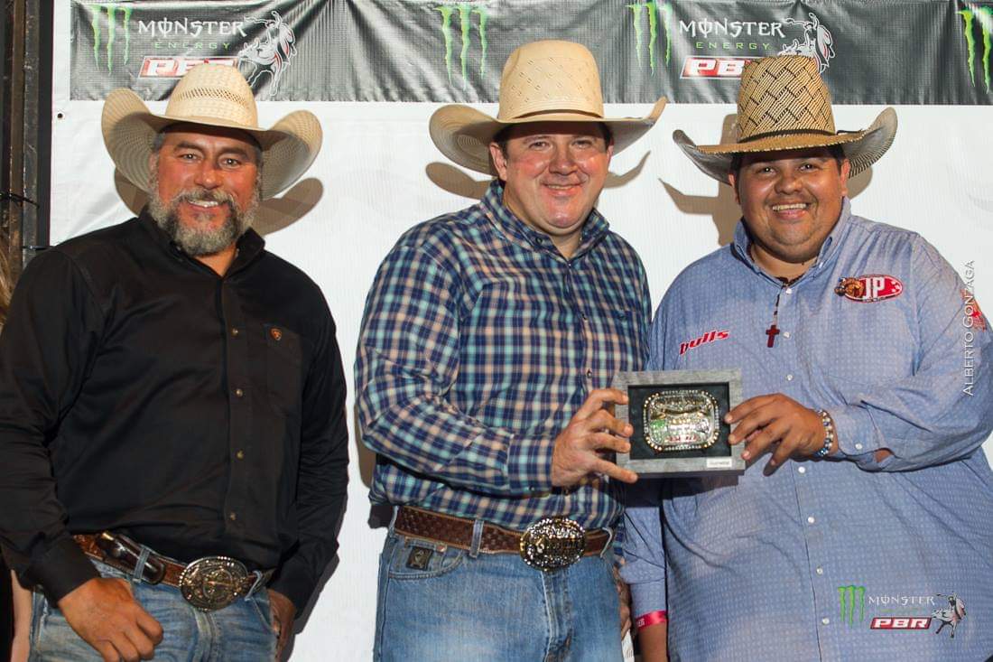 fbulls's tweet photo. Touro MITTO conquista sua primeira fivela de MELHOR TOURO na PBR.
MUITO OBRIGADO DEUS!
MUITO OBRIGADO SANTO EXPEDITO! https://t.co/oQb2AfNJt5