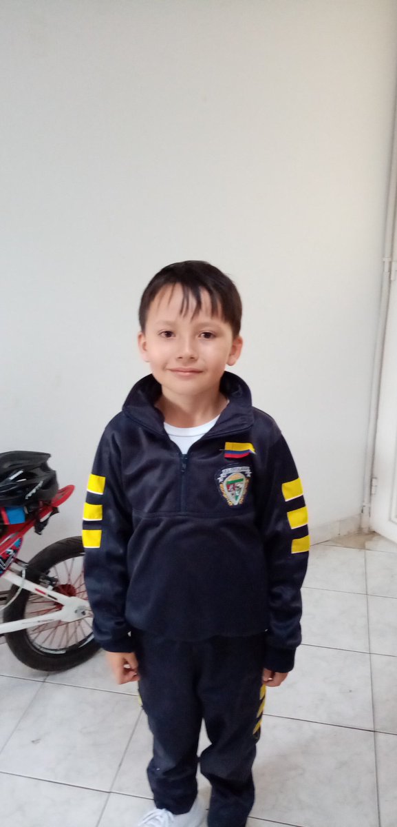 Mi hijo Cristian izando por primera vez bandera y le dije huy hijo izo bandera y me respondió papá me toco jaja