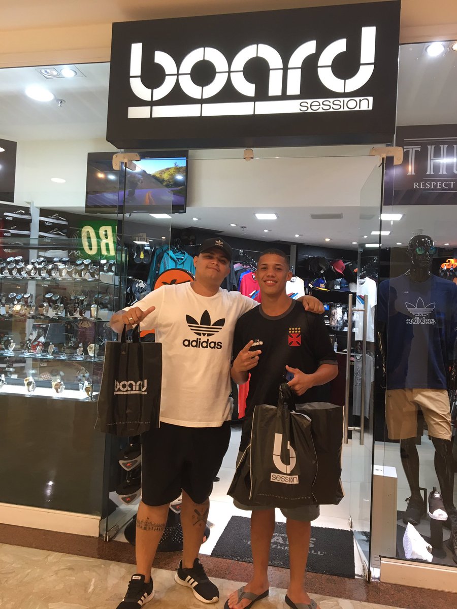 CH_Saraiva's tweet photo. Vascaíno da moral pra Vascaíno, mano @PbmDodo veio buscar aquele Kit da @Thugnine. Obrigado por mais uma preferência 👊🏻🏴 #tropadoCH #oterrorvestepreto #boardsession https://t.co/28NVBMDxYY