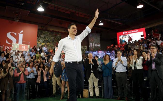 NOROBESPIERRE's tweet photo. - Hemos ganado las elecciones y lo vamos a celebrar.
- ¡Con Rivera, no. Con Rivera, no!
- Pues con Rioja. https://t.co/OYDdUj2c1E