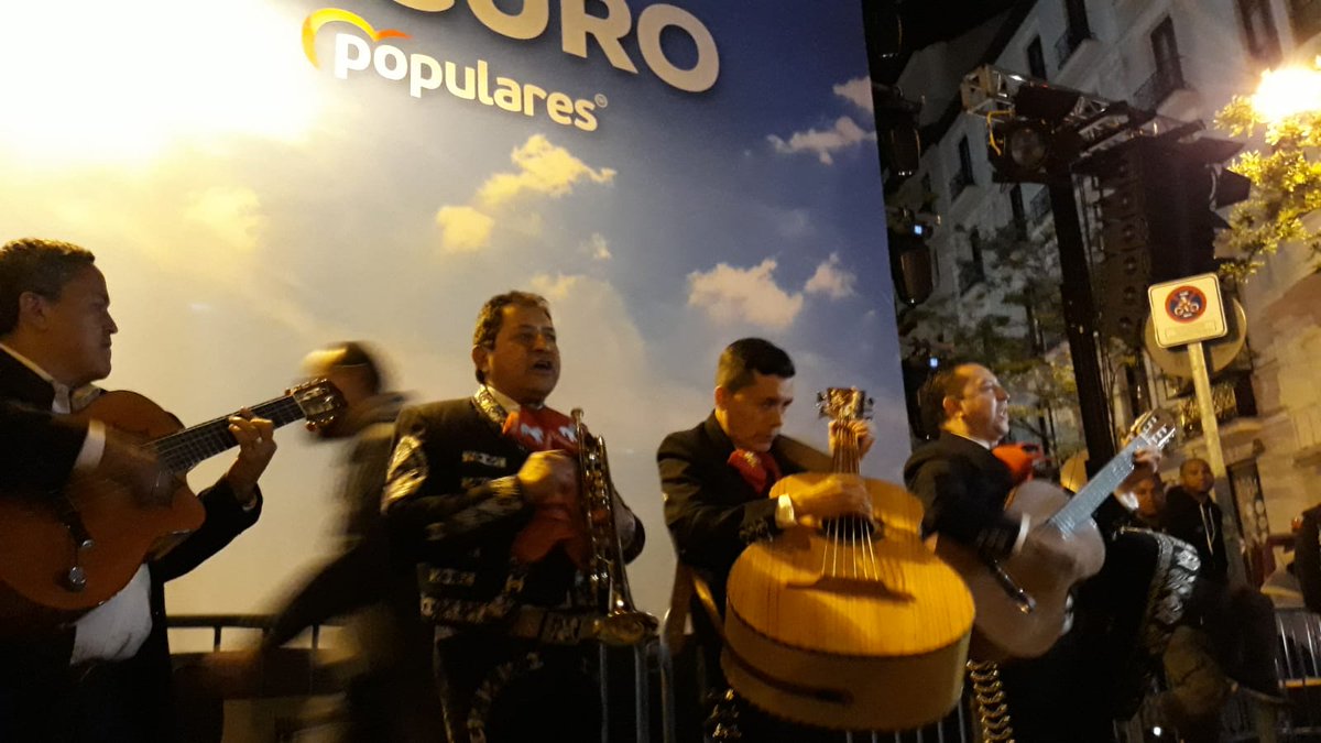 radio5_rne's tweet photo. La sede del PP ya ha apagado las luces, no quedan militantes. Los únicos que están en Génova son tres mariachis que han entonado "Canta y no llores". #EleccionesRTVE 

https://t.co/xwgmPwG7Yb https://t.co/VwtHkdfBp2