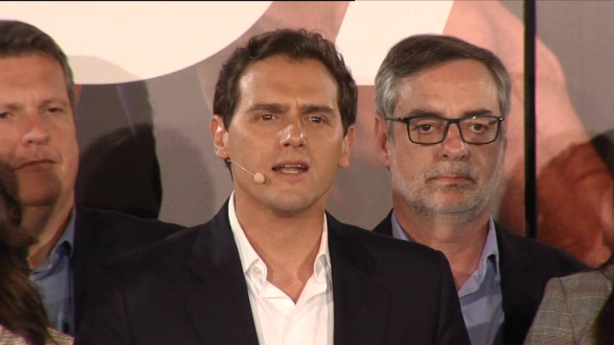 3CatInfo's tweet photo. Albert Rivera (Cs): "La mala notícia és que Sánchez i Iglesias formaran govern amb els nacionalistes. La bona, que hi ha un projecte guanyador, que creu en Espanya i té futur. Aquesta és la casa comuna del projecte constitucionalista"
https://t.co/n5yqXd5YvX
#28ATV3 #28ACatRàdio https://t.co/NCiZb3mODB