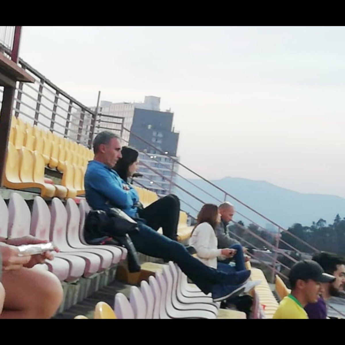 RociAyalaE's tweet photo. El Gerente Deportivo de Colo Colo, Marcelo Espina, disfruta del clásico 145 de Colonias en el día de su cumpleaños. No quiso adelantar nada sobre la Junta de Accionista de Blanco y Negro, donde mañana eligirán Directorio y al nuevo Presidente. #ADNFecha10 @adnradiochile https://t.co/MYsKgUW2sl