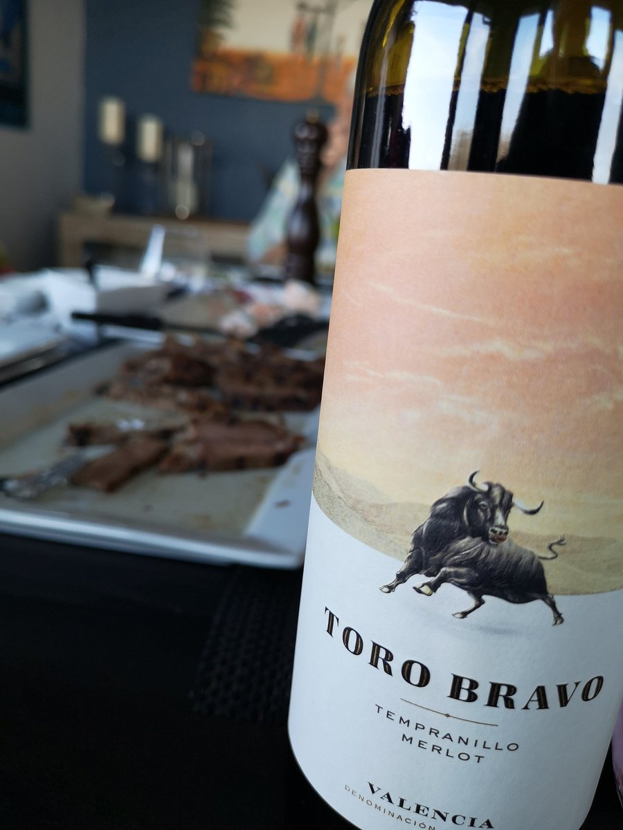 GregCKL's tweet photo. I don't do wine reviews.... But, had this wine with my family tonight THIS may be the best value wine on the market @LCBO
$8.00, Spanish medium bodied wine.
"cherries, dark chocolate, tobacco, and coffee, with a little bit of cocoa" @WineEnthusiast #WineValue @SpanishWineBlog https://t.co/nJBaYKq8T1