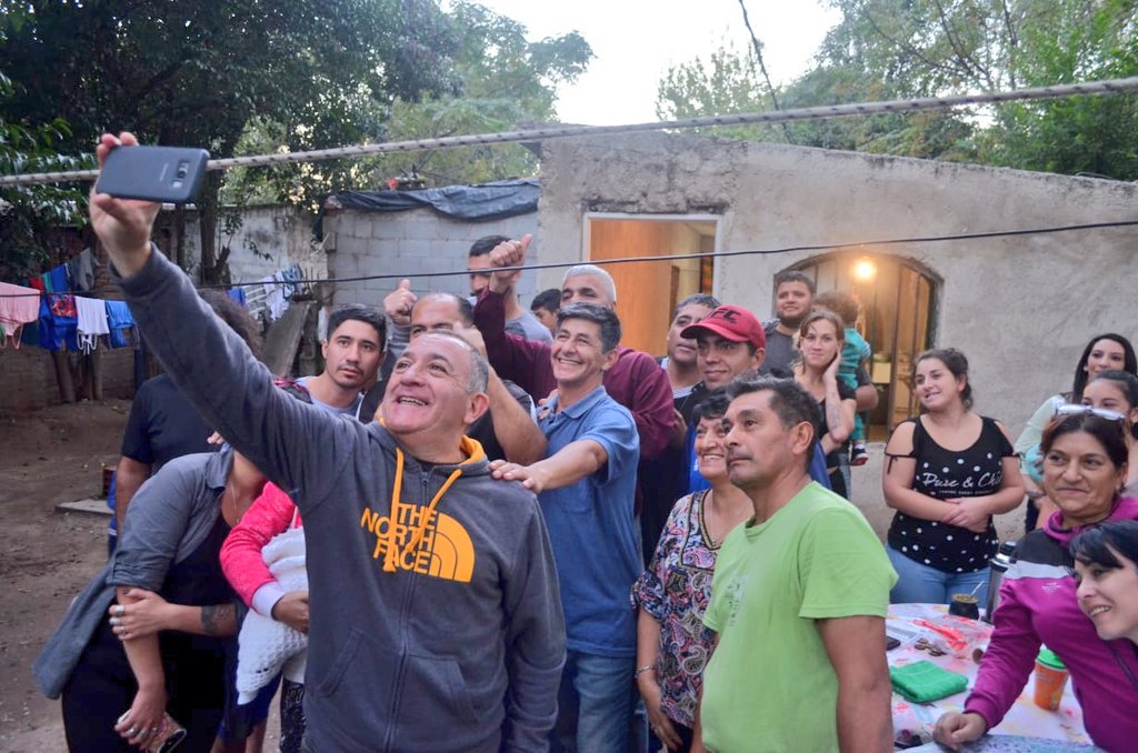 ljuez's tweet photo. Me duele ver la ciudad así. Mafekin es un barrio olvidado: ¿luz? La tienen en forma precaria, ¿basura? los recolectores no entran al barrio por el estado de las calles. Se inunda todo porque por allí pasa un canal muy precario. Podemos cambiar esto. #JuezVuelve #CordobaCambia https://t.co/Zxv26tjnKY