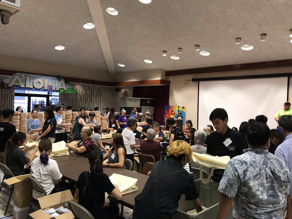 LanternFloating's tweet image. Nearly 100 volunteers packing your Individual Lantern bags that you may receive (ONE/FAMILY or GROUP, please!) at the Shinnyo Lantern Floating Hawai’i Lantern Tent on 5/27/19 from 10am-3pm or until lanterns run out