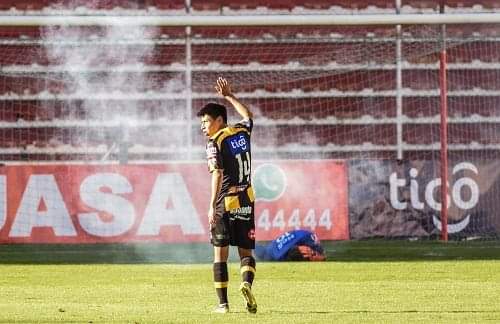 deportetotal_bo's tweet photo. #InformeArbitral
El árbitro del partido Dilio Rodríguez determinó suspender el encuentro entre The Strongest y Wilstermann por el lanzamiento de un "petardo lluvia" que afectó al guardameta atigrado Daniel Vaca. https://t.co/TatmwyBSRF