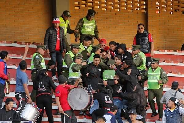 deportetotal_bo's tweet photo. #InformeArbitral
El árbitro del partido Dilio Rodríguez determinó suspender el encuentro entre The Strongest y Wilstermann por el lanzamiento de un "petardo lluvia" que afectó al guardameta atigrado Daniel Vaca. https://t.co/TatmwyBSRF