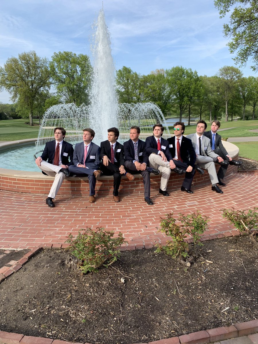 Latin Clvb takes on mom prom in style. #wheresthelib #finallyturnedintheessay #notripsbutforrealthistime #notrips #momprom #whenindoubtmompromitout