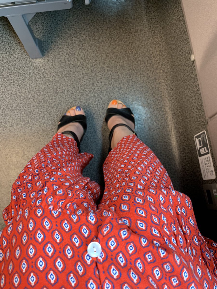 ryoko3441's tweet image. 東京着いた！
ロジャポTシャツ白に合わせたらかわいいかなーと、ひなた生誕に向けて買ったけど寒すぎて着れんかったSNIDELのオレンジみたいな赤みたいなワンピースとホールやしサンダル。

#SNIDEL
#今年初サンダル
#ENESS
#中野へGO