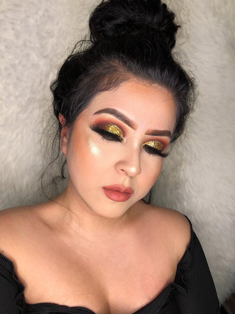 alehbooo's tweet photo. Prom inspired make up look ✨ using @sashasvanity gold digger glitter 
Shadows from @AnastasiaBevHil “Soft Glam” palette https://t.co/lbH2jXdpL6
