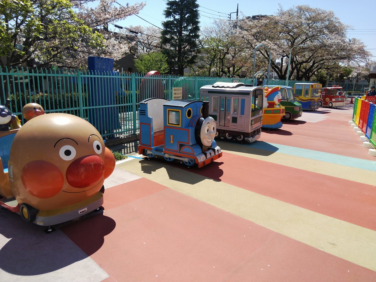 あらかわ遊園「ミニのりもの広場」を、こどもプールサイドでオープンしました！ ゴールデンウィークは、入場無料で１０時から16時までオープンしています。  楽しいコイン式遊具がありますので、ぜひご来場ください！
