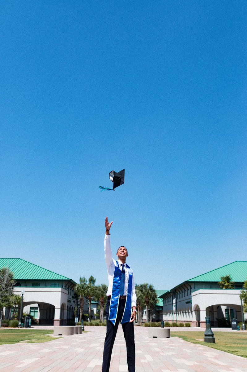 gferr_'s tweet image. It’s grad szn