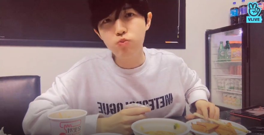 Vliveofficial's tweet photo. [V LIVE] 윈드들 그거 들었어요?(웅성웅성)👥👥 글쎄 째니가 유학을 간대요❗️🙊 하~버드 먹방학과 수석 입학을 했다고~😍💕 비법이 메인 요리 짼파게티와 후식 짼타오백이라는데~ 하버드 수석 입학한 울 짼을 위해 박수 세 번 시~작‼️👏👏👏

▶https://t.co/oxJmUTFC3p

#김재환 #KIMJAEHWAN #VLIVE https://t.co/6gxZXOZBYV