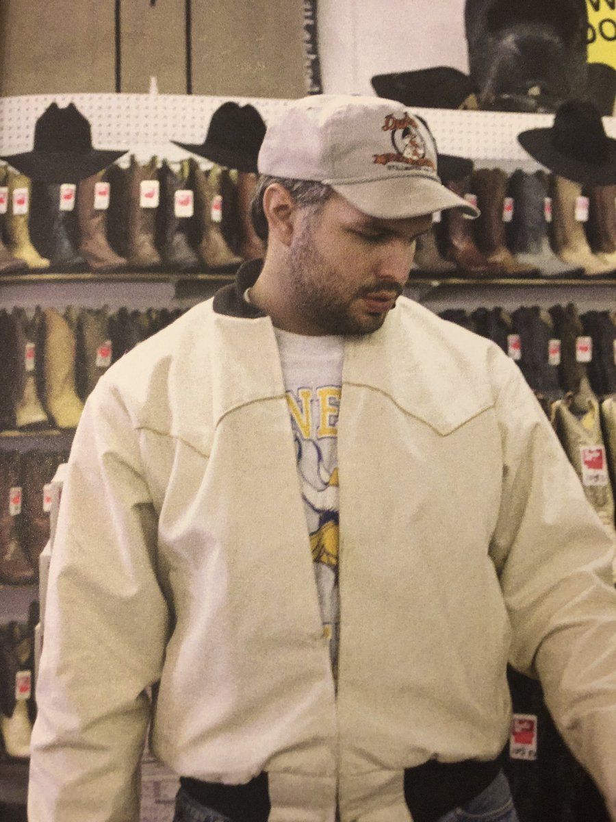 bweb2000's tweet image. Garth- from this photo from The Anthology Part 1 it looks like you are a longtime @Vikings fan!  Who was/is your favorite Viking? #askgarth @garthbrooks @BryanMMoore @ThatSamOlson @usbankstadium #GarthInMinneapolis