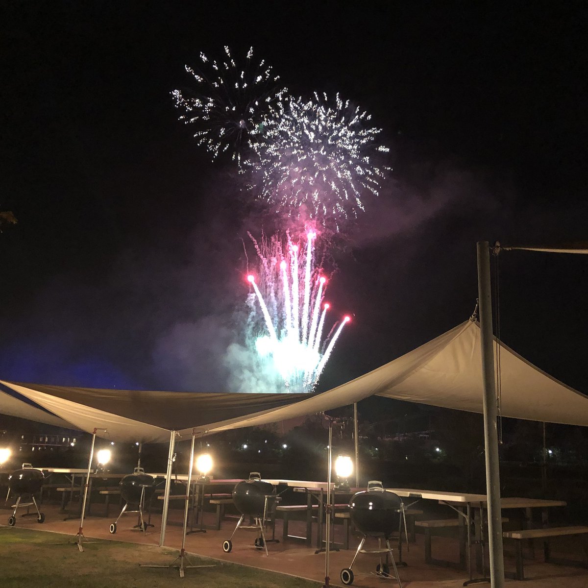 ラグーナビーチ 大塚海浜緑地 今年もbbqがオープンしました 連休期間中もディナータイムはまだ空席があります 夜はまだちょっとだけ寒いかもしれませんが 連休中のディナータイムには 隣の遊園地で上がる花火も見えますよ ラグーナビーチ