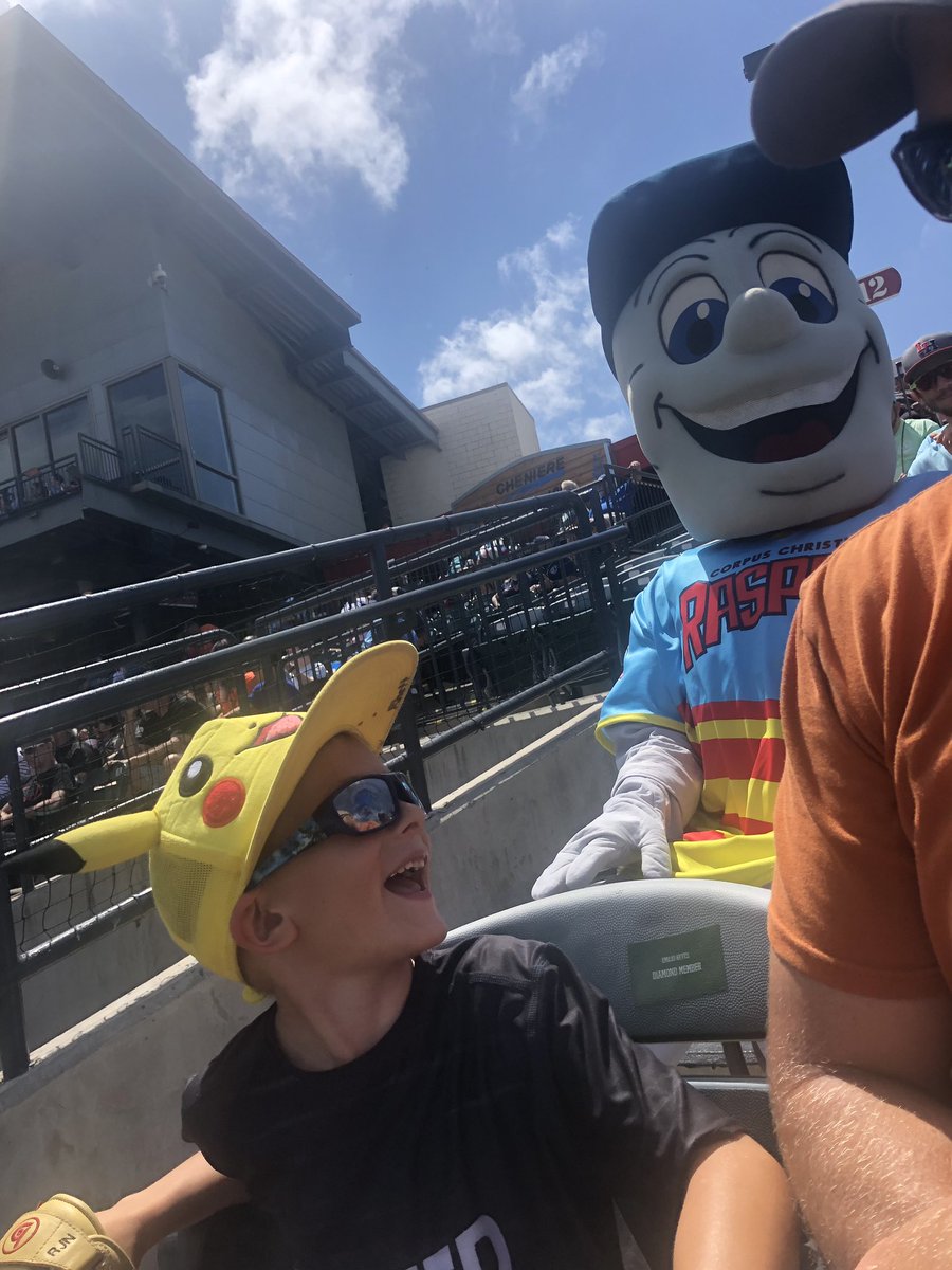 ENimms2's tweet photo. Rhett was thrilled when @cchooks mascot Rusty Hooks sat behind us!! https://t.co/fgNTQYgzpD