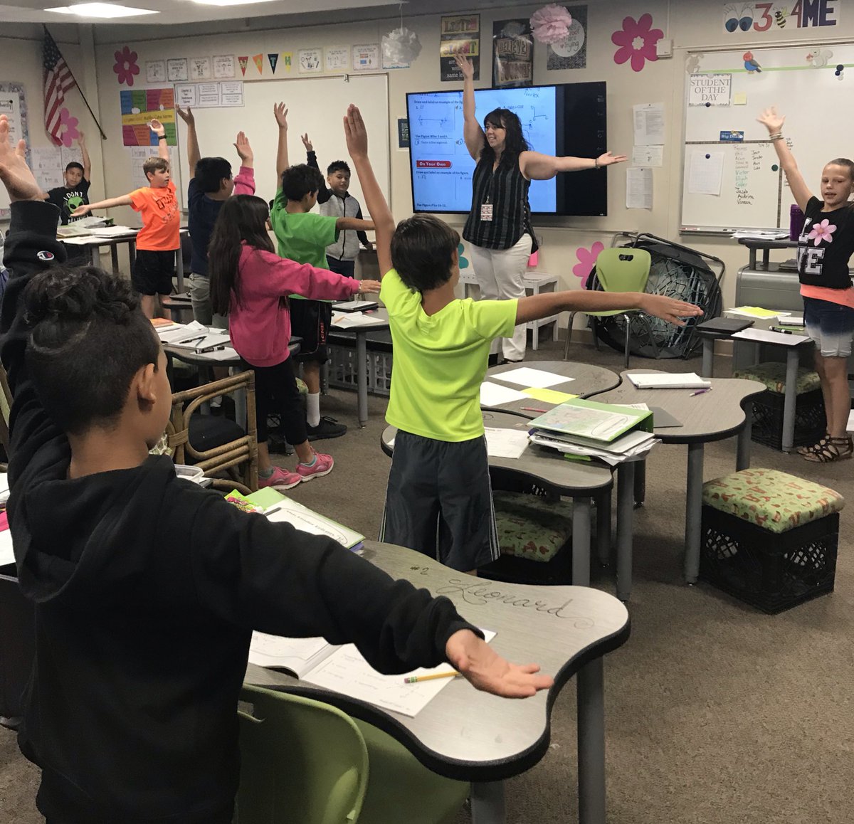 polybiustoto's tweet photo. GREAT visit to Royal Oaks last Wednesday!  Learning about right angles in Ms. Woodward’s 4th grade class, and guided reading in Ms. Sebesta’s 2nd grade class. #VisaliaUSD https://t.co/NdOEa0IFjC