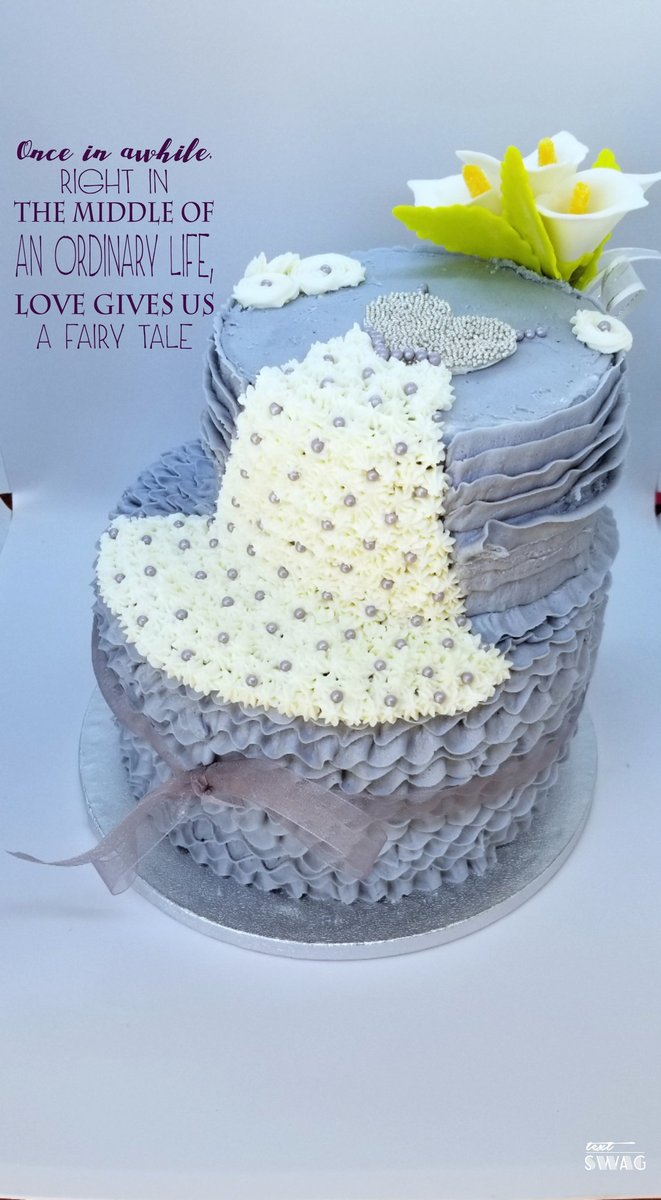 MissSharmilaMA's tweet photo. Wedding Dress Cake &amp; Mini Cupcakes for Bride to be @christinavimi 👰 #cake #bride #bridalshower #creamcheesefrosting #handpiped #redvelvet #carrotcake #fondant #callalily #handmade #cakeartist #baking #customcakes #cupcakes #chocolate  #toronto #the6ix #mylittlecrumbsbakeshop https://t.co/qu6in7P5iv