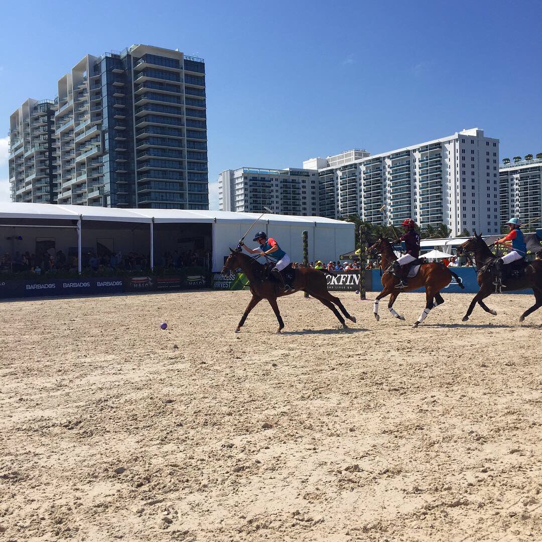 What’s better than Sunday on the beach? 🏖 Sunday watching polo on the beach! 🏇 Thank you @miamipolo for a great weekend! #miamipolo