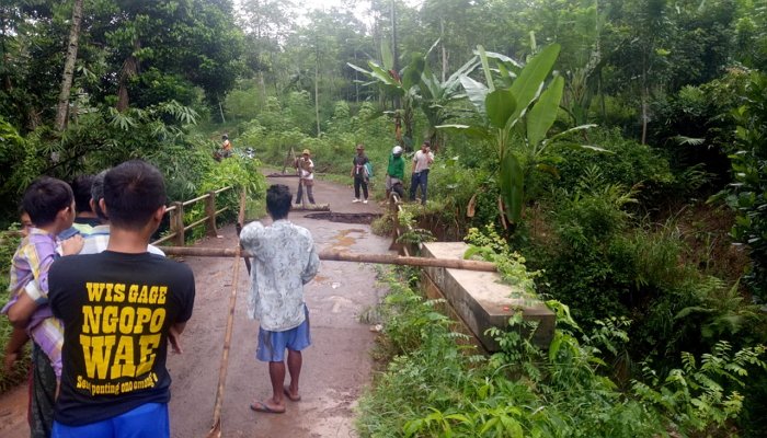 warta_desa's tweet photo. Nyaris putus, akses jalan Desa Kalirejo-Krompeng ditutup #Jembatan #nyarisputus #talun https://t.co/hgRbQxhXGY https://t.co/DN7dJj88PK
