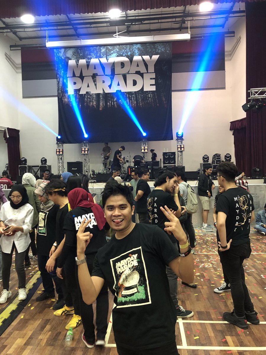 hafizzhalimmm's tweet photo. Finally my dream come true!! Thank you so much @maydayparade!! π #RROF19 https://t.co/5L2hEbQS8l