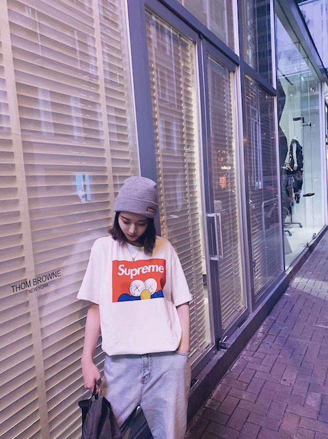 j1105j's tweet photo. SUpreme×Kawsコラボ可愛えw最近ストリート系すきかも。。　https://t.co/cR9RzaYHhA　　　　https://t.co/Tdv8HwgCT9