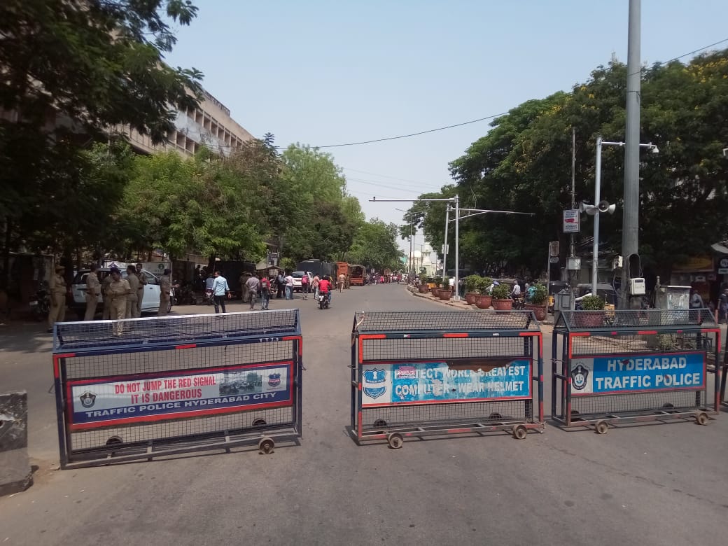 PavanJourno's tweet image. No no...  It&apos;s not curfew in Srinagar.  It is at #Telangana #BoardofIntermediateEducation in #Hyderabad 
Just now.