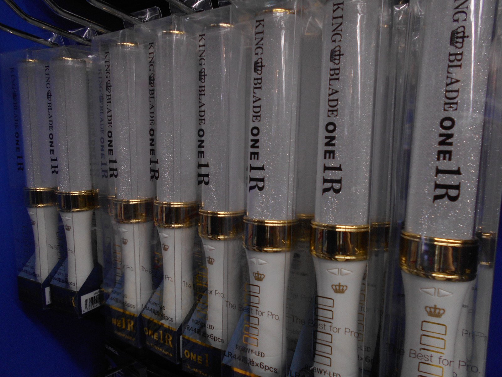 アニメイト池袋本店 商品情報 只今当店１ｆのペンライトコーナーにて キングブレード One1r が販売中アニ １pushで推し色にジャンプする機能を搭載し発光色順を自由に設定できててどんなライブでも活躍できるとっても便利なボタン電池式商品アニ 他に