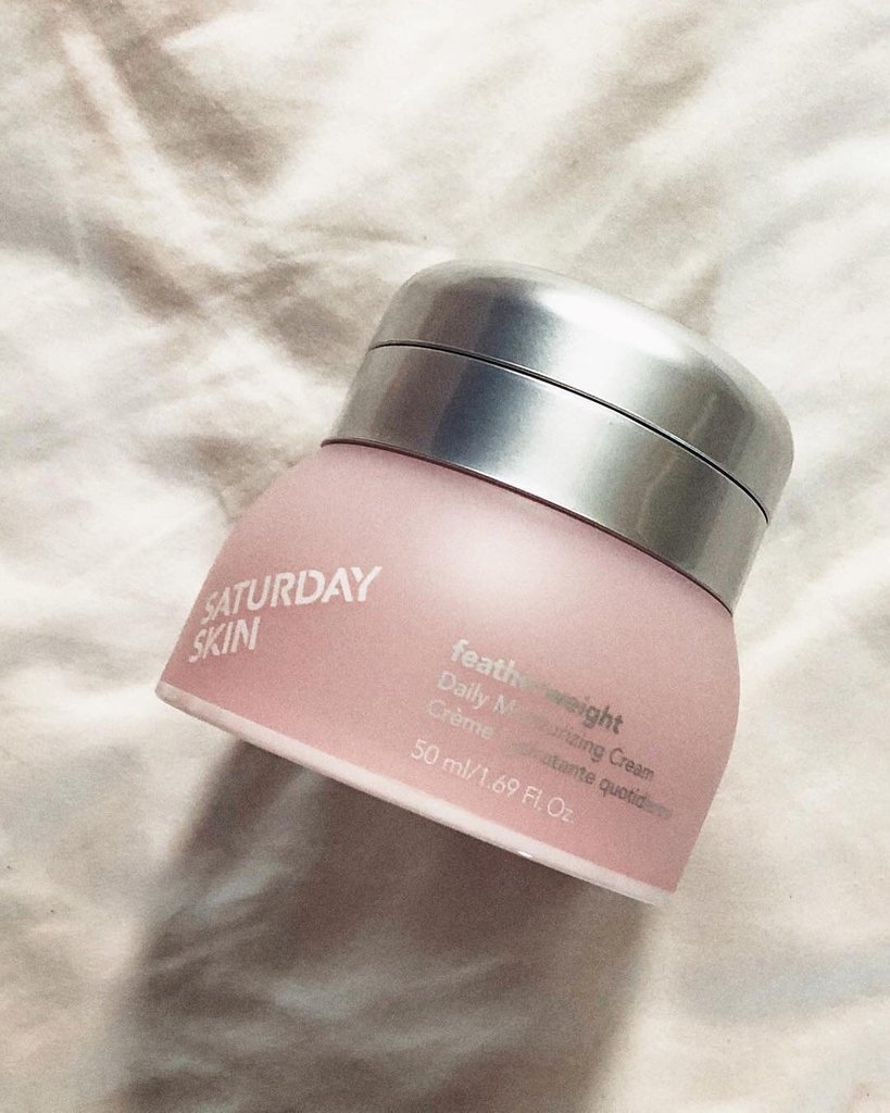 LetitBe_Beauty's tweet photo. We’re all about light, bright, and beautiful when it comes to our skincare. @saturday_skin #Featherweight Daily Moisturizing Cream is light enough for everyday use and will impart your skin with serious moisture thanks to apple and peach extracts. 📸 @stefcyt
.
.
. https://t.co/JqfFNR6ZSZ