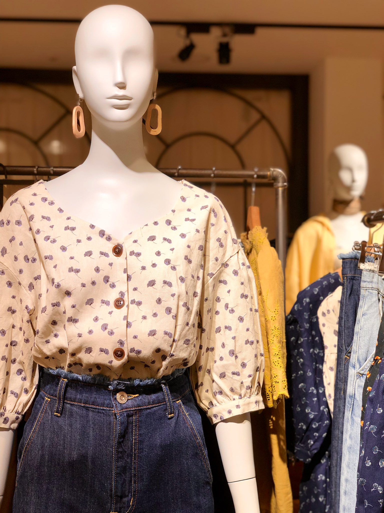 ルミネ横浜 4f マウジー Gw に来たい新作の夏アイテムが続々入荷 モードすぎないフェミニンなワンピースや花柄ブラウス オリジナルtシャツ等バリエーションが豊かに取り揃えてお待ちしております 花柄ブラウス ワンピース ロゴt