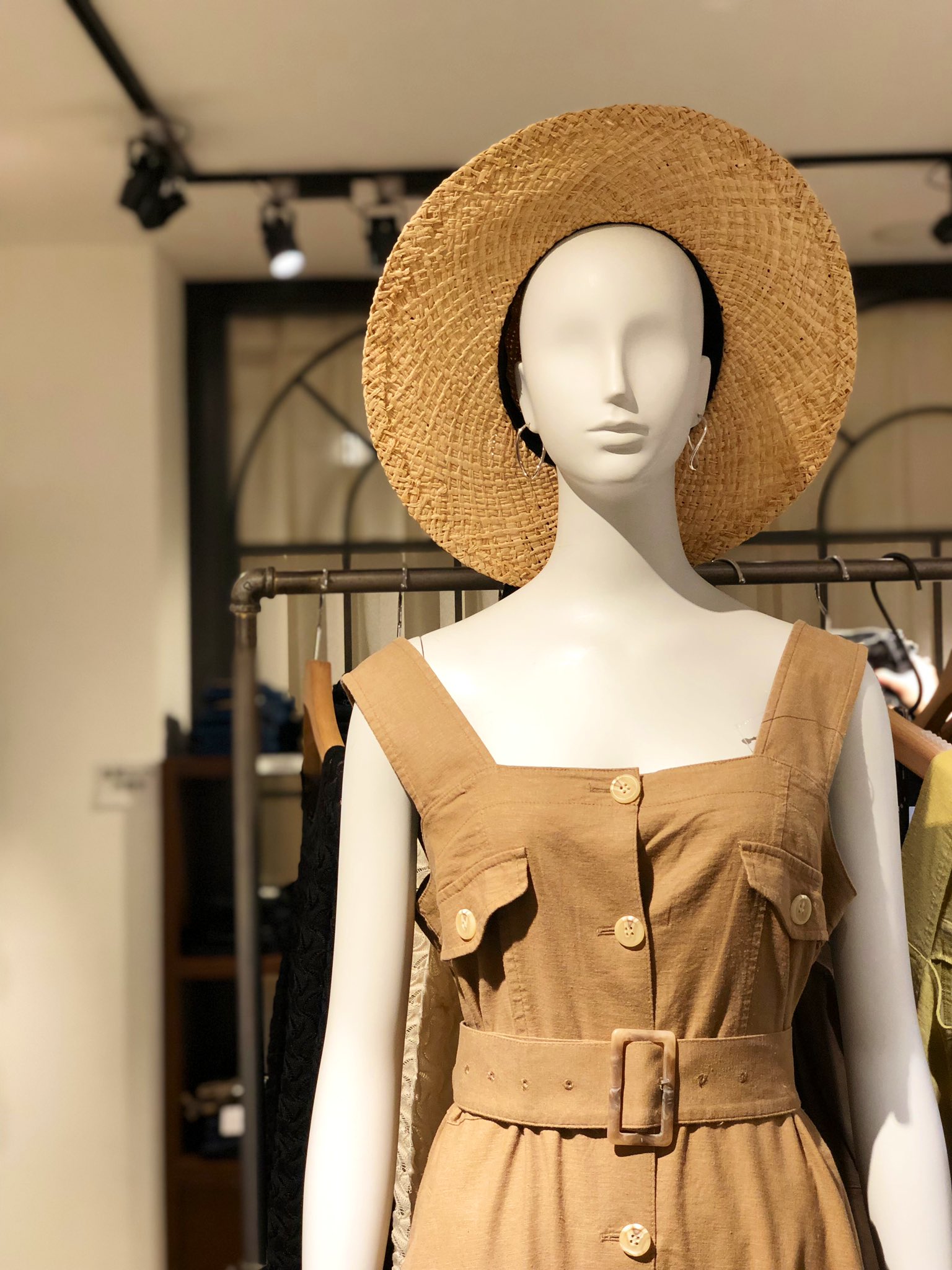 ルミネ横浜 4f マウジー Gw に来たい新作の夏アイテムが続々入荷 モードすぎないフェミニンなワンピースや花柄ブラウス オリジナルtシャツ等バリエーションが豊かに取り揃えてお待ちしております 花柄ブラウス ワンピース ロゴt