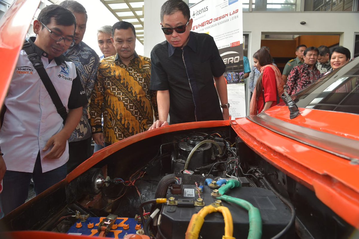 kabaredotid's tweet photo. Hadirnya mobil listrik diyakini dapat mendorong diversifikasi bahan  bakar kendaraan dari BBM ke listrik yang ramah lingkungan. Namun,  kendalanya adalah soal harga mobil listrik yang mahal. Selengkapnya: https://t.co/JPpeLmeFFt https://t.co/RHGY1I0nxp