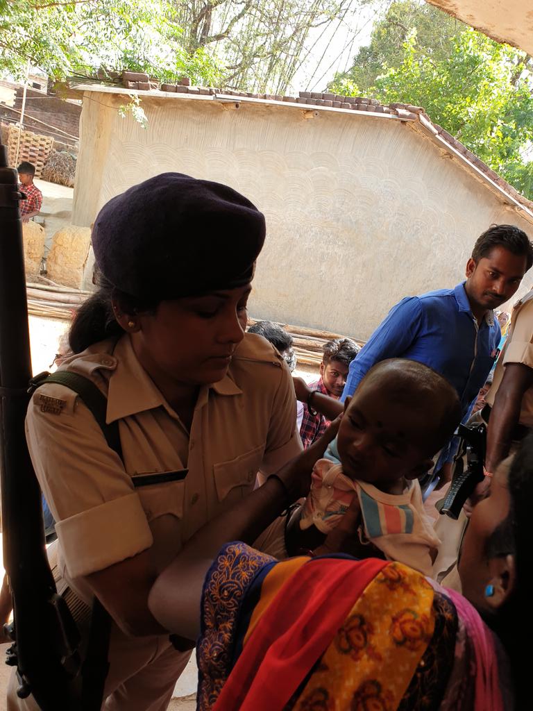 rmray's tweet photo. @DC_Ranchi @AshokLavasa @ceojharkhand @_manishranjan @ElectionsRanchi @SpokespersonECI @DJha1989 @ECISVEEP @DCGumla @DC_Ramgarh At Tatkundo #Itki a @JharkhandPolice @ranchipolice lady constable helps out a lady voter. 
@AshokLavasa @IshaPant @IASassociation @IPS_Association https://t.co/0TTP3y0OTj