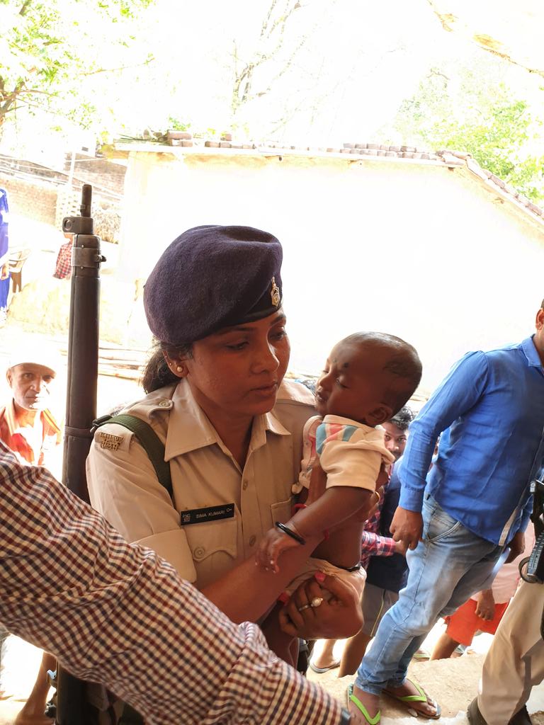 rmray's tweet photo. @DC_Ranchi @AshokLavasa @ceojharkhand @_manishranjan @ElectionsRanchi @SpokespersonECI @DJha1989 @ECISVEEP @DCGumla @DC_Ramgarh At Tatkundo #Itki a @JharkhandPolice @ranchipolice lady constable helps out a lady voter. 
@AshokLavasa @IshaPant @IASassociation @IPS_Association https://t.co/0TTP3y0OTj