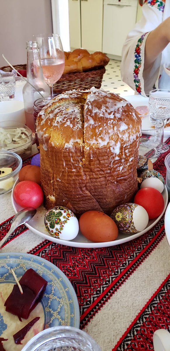 mnikoula's tweet image. And that’s how we celebrate Orthodox #Easter: #eggfight #easterbread #eastereggs #pysanky