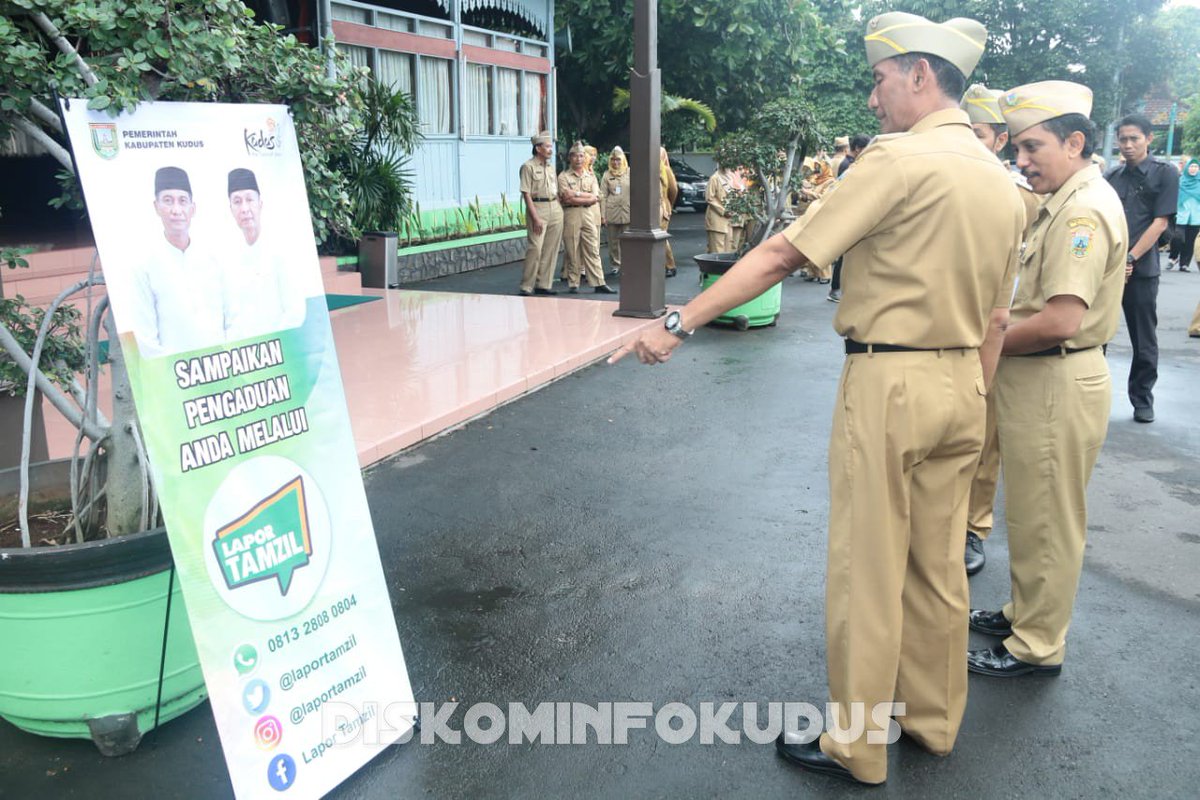 Selamat pagi sobat Kominfo,
Kini masyarakat Kudus gak perlu bingung nih untuk mengadukan tentang layanan publik di Kudus, karena Bupati kita, Ir HM Tamzil MT membuka layanan pengaduan melalui <a href="/laportamzil/">laportamzil</a>
Dg layanan tsb diharapkan meningkatkan kualitas pelayanan di <a href="/Pemkab_Kudus/">Pemerintah Kabupaten Kudus</a>