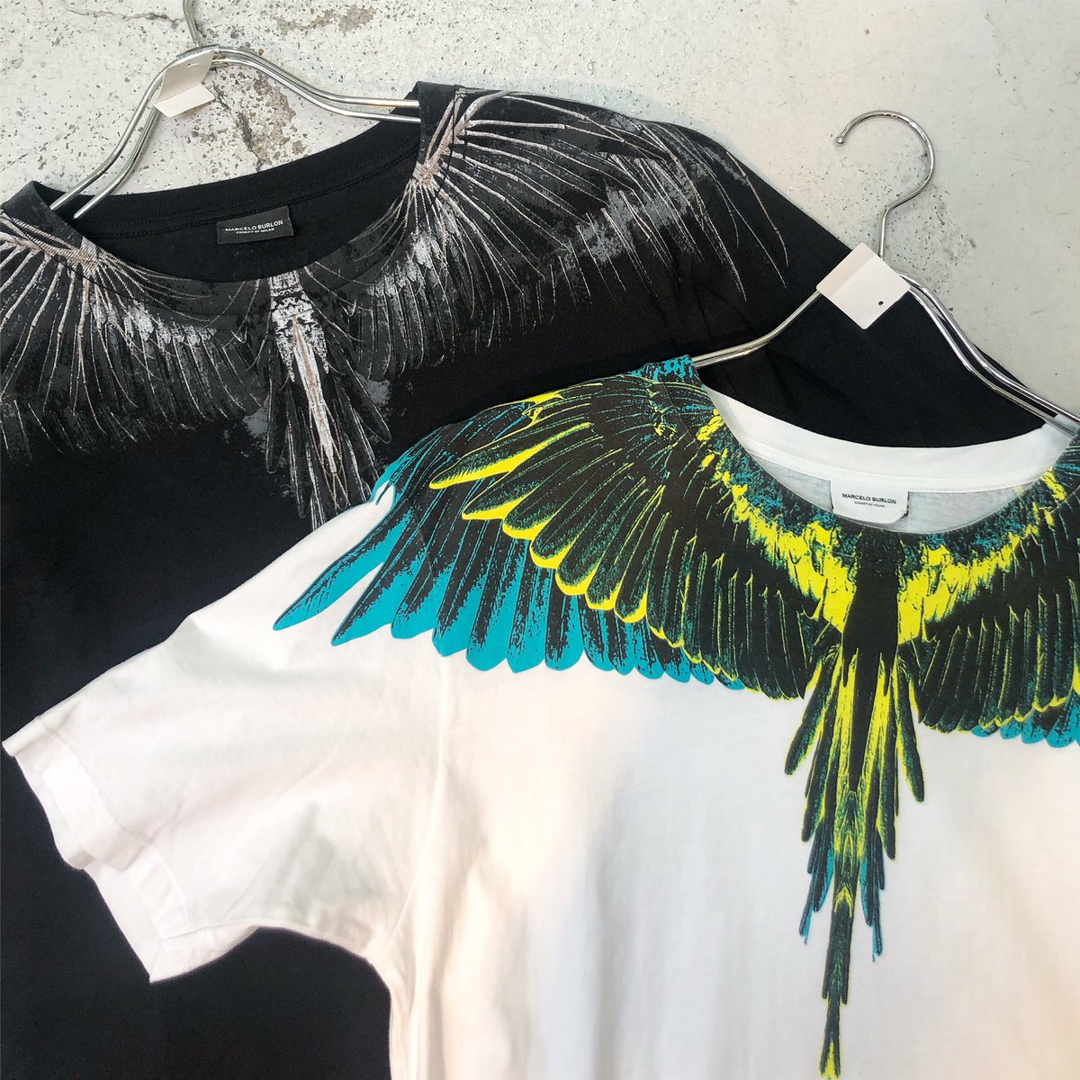 fengsuikyoto's tweet photo. MARCELO BURLON
.
.
.
マルセロ名作のフェザーTeeの入荷
.
.
.
#marceloburlon 
#marcelo
#マルセロバーロン
#フェザー
#givenchy
#ジバンシー https://t.co/6ev915VKkN