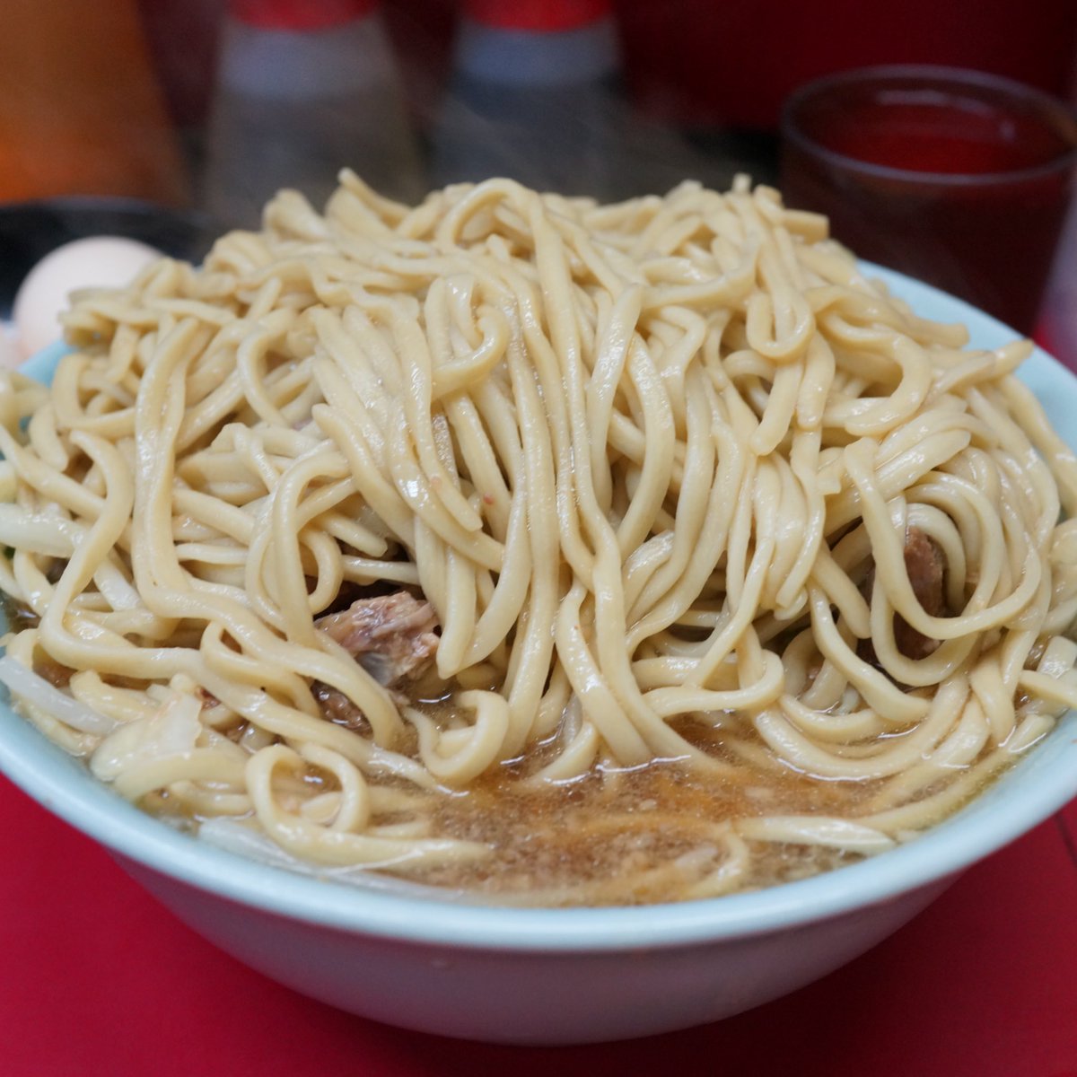 平成31年4月29日昭和の日
ラーメン二郎中山駅前店
小ラーメンぶた5枚+生卵+生卵 ニンニク 940YEN
麺、ウンメェ！細めな麺がツルり喉越し胃に収まってくぅ！メチャクチャ啜った。
ブタ、ゴロとして超味染みててウッメェ！メチャクチャ頬張った。
汁、醤油感完璧超ウッメェ！メチャクチャ飲んだ。
完飲。