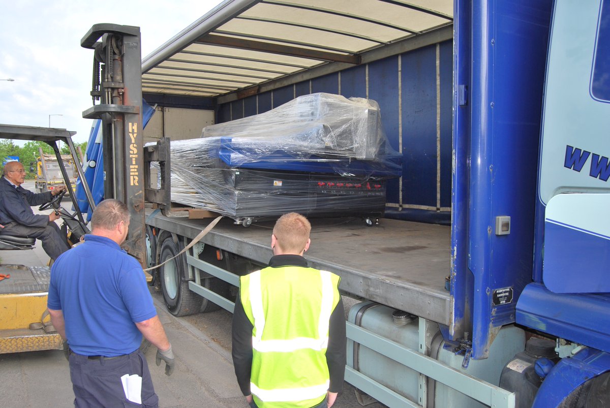 bexdesignltd's tweet image. Our @JetrixUK LX6 is loaded onto the lorry whilst our new Jetrix printer remains under wraps, ready to be moved into the factory. We'll keep you guessing for a little longer. #worththewait #LEDUVinks #highspeedprint