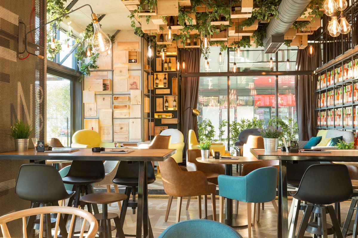 Bespoke_World's tweet photo. In my latest article, I talk about how thriving restaurants do things differently and how their changes are impacting our much-loved chain restaurants. https://t.co/Qw8IyPCGD0 https://t.co/KkYgRPCEvl