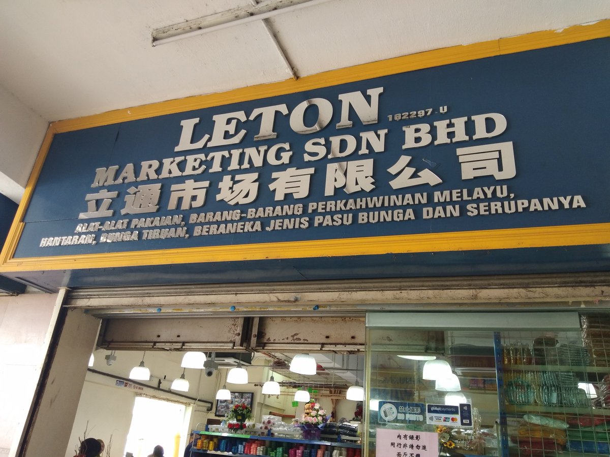 Substitutionx1's tweet photo. Mak2 masuk kedai macam ni kalau berjam2 tak kluar, kena azan jugak ke? https://t.co/5yB7DFWuan